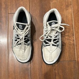 Kyrie Nike Basketball Shoes size 9.5